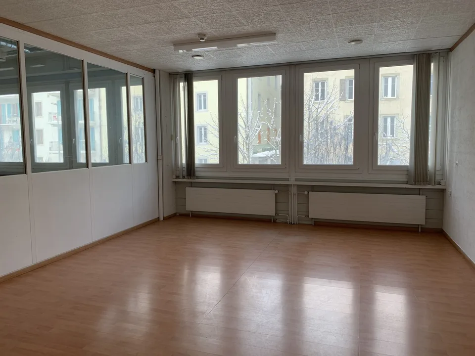 Superficie amministrativa di ca. 290m2 in affitto al 1° piano a Le Locle