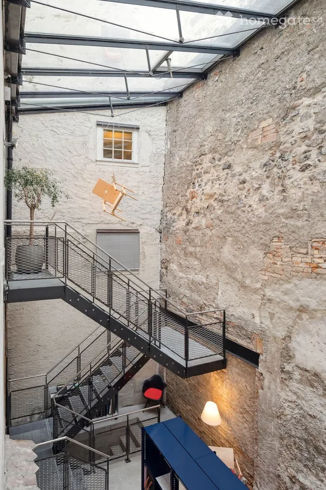 Ladenfläche oder Atelier mit Büroräumen über drei Etagen und Atrium mit Glasdach