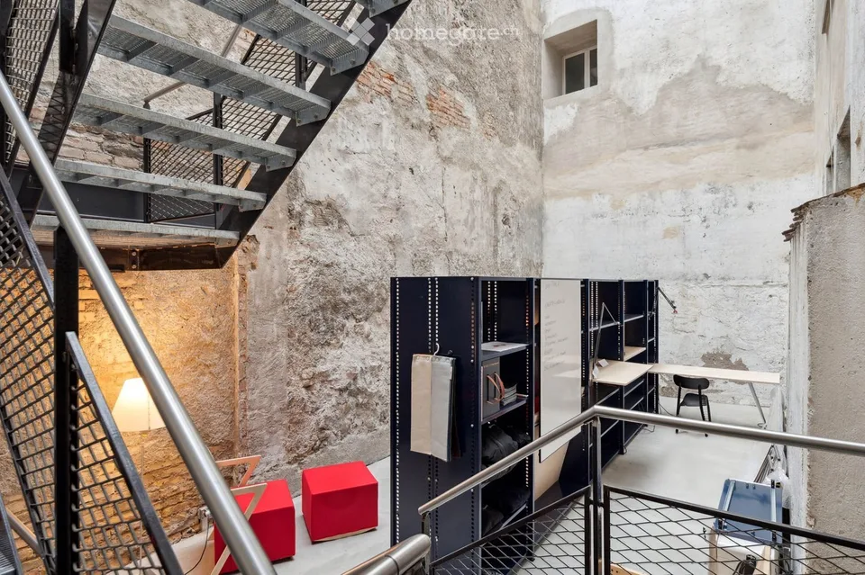 Ladenfläche oder Atelier mit Büroräumen über drei Etagen und Atrium mit Glasdach