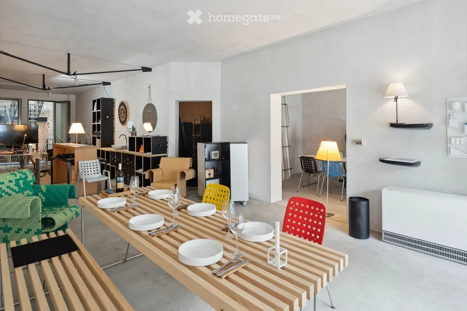 Ladenfläche oder Atelier mit Büroräumen über drei Etagen und Atrium mit Glasdach