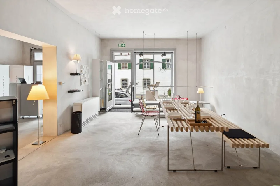 Ladenfläche oder Atelier mit Büroräumen über drei Etagen und Atrium mit Glasdach