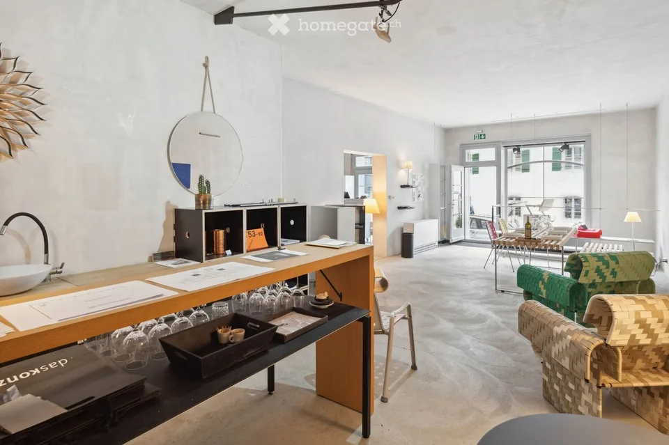 Ladenfläche oder Atelier mit Büroräumen über drei Etagen und Atrium mit Glasdach
