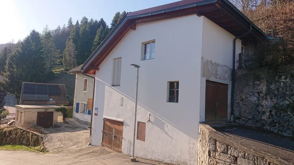 2113 Boveresse/NE Verkauf eines großen Dorfhauses mit 2 Apartments und 2 Garagen