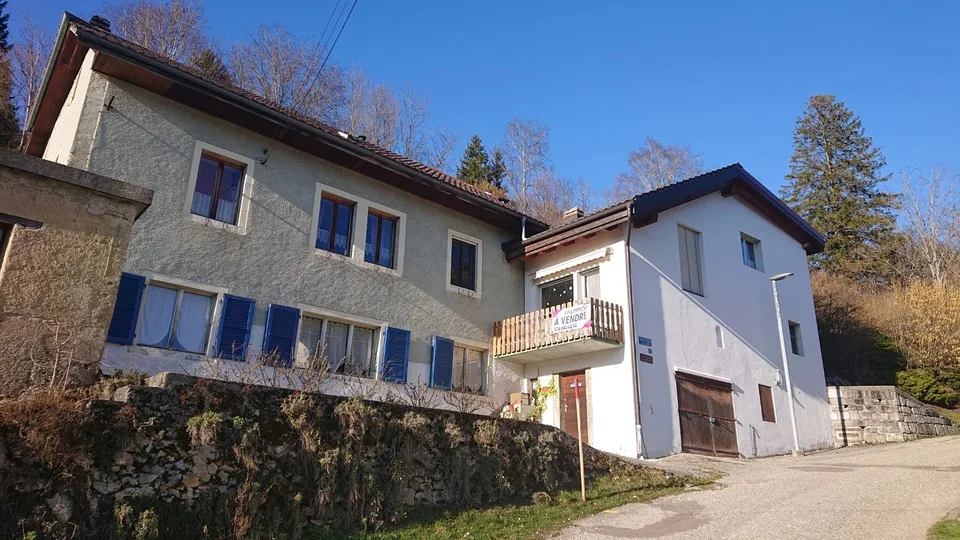 2113 Boveresse/NE Verkauf eines großen Dorfhauses mit 2 Apartments und 2 Garagen