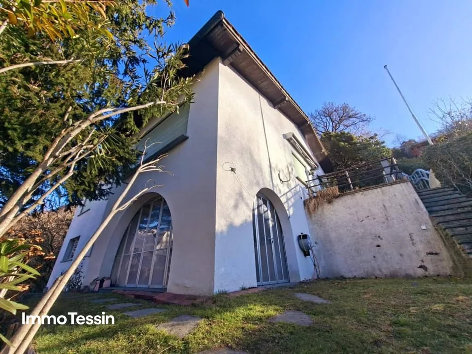 Villa mit grosser Bauparzelle und freiem Blick auf die drei Burgen von Bellinzona bis hin zum Lago Maggiore