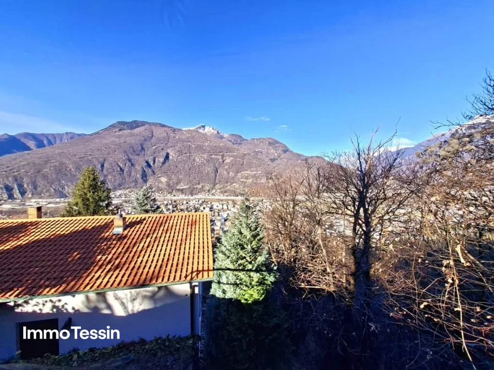 Villa mit grosser Bauparzelle und freiem Blick auf die drei Burgen von Bellinzona bis hin zum Lago Maggiore