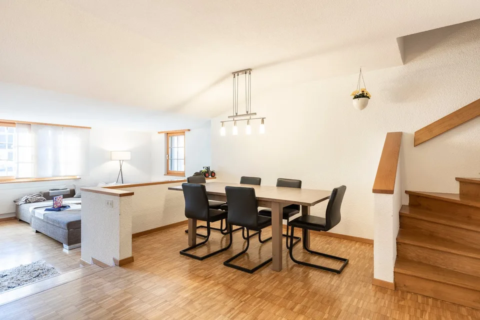 Deux unités d'habitation ensoleillées sous un même toit