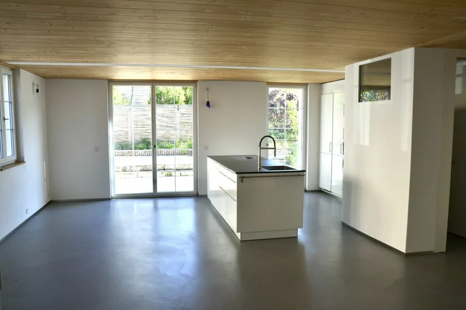 Casa di 3 generazioni, 7 locali + 2 locali + giardino. Nobile, moderno, chic restaurato, molto luminoso, tutto bio - o: appartamento di 7 locali e ufficio / appartamento au pair di 2 locali