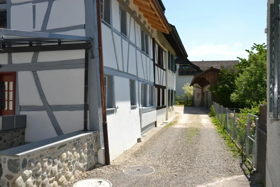 Casa di 3 generazioni, 7 locali + 2 locali + giardino. Nobile, moderno, chic restaurato, molto luminoso, tutto bio - o: appartamento di 7 locali e ufficio / appartamento au pair di 2 locali