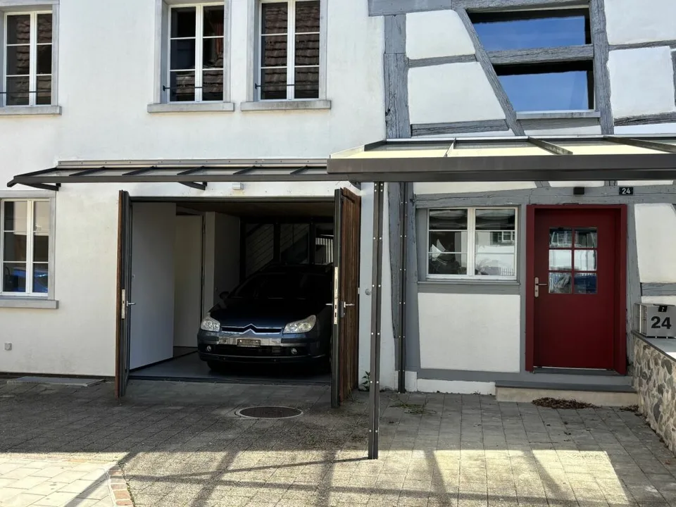 Casa di 3 generazioni, 7 locali + 2 locali + giardino. Nobile, moderno, chic restaurato, molto luminoso, tutto bio - o: appartamento di 7 locali e ufficio / appartamento au pair di 2 locali