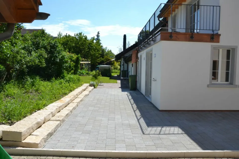 Casa di 3 generazioni, 7 locali + 2 locali + giardino. Nobile, moderno, chic restaurato, molto luminoso, tutto bio - o: appartamento di 7 locali e ufficio / appartamento au pair di 2 locali
