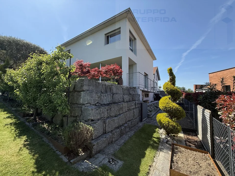 AFFASCINANTE CASA CON GIARDINO IN ZONA PANORAMICA