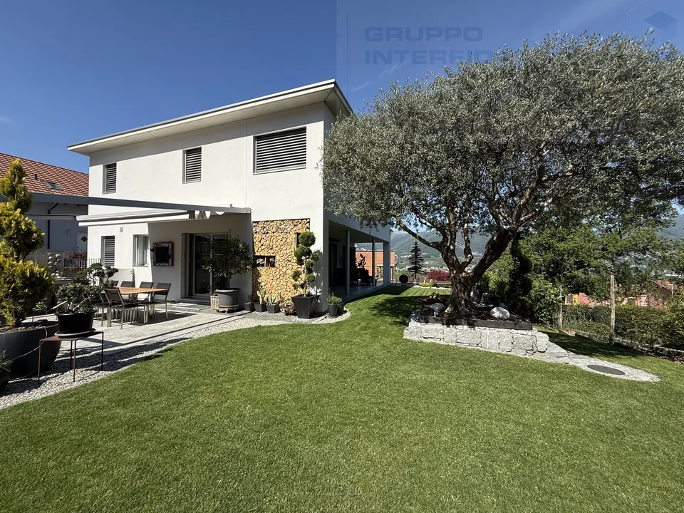AFFASCINANTE CASA CON GIARDINO IN ZONA PANORAMICA