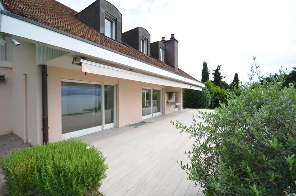 SAINT-PREX - DUE VILLE SUL LAGO DI GINEVRA, CON ACCESSO PRIVATO AL LAGO