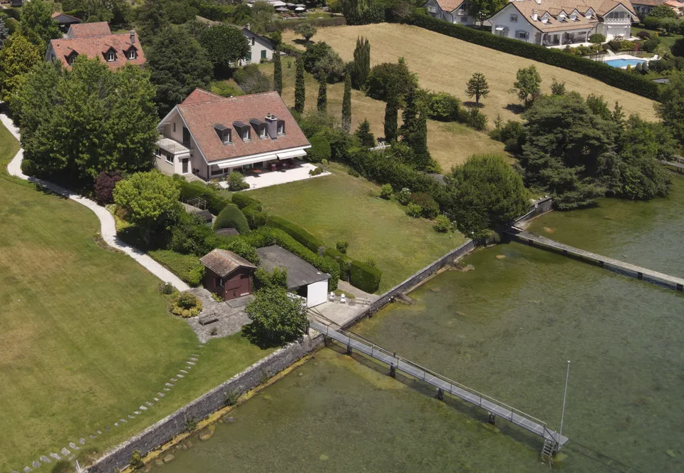 SAINT-PREX - DEUX VILLAS AU BORD DU LÉMAN, AVEC ACCÈS PRIVATIF AU LAC