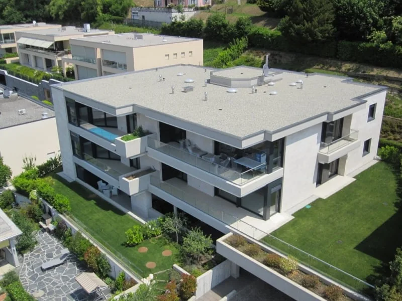 Lussuoso attico in posizione ricercata con vista sulla città e sul lago