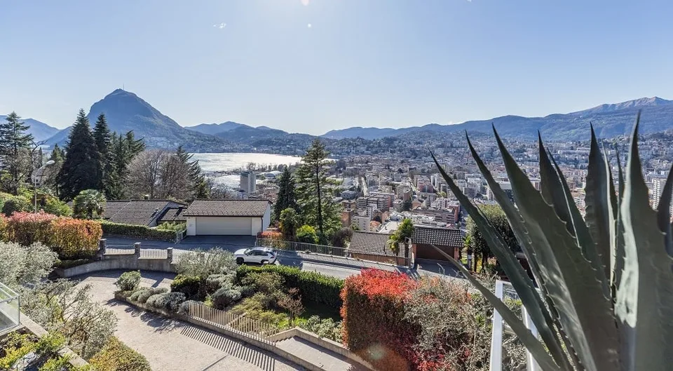 Lussuoso attico in posizione ricercata con vista sulla città e sul lago