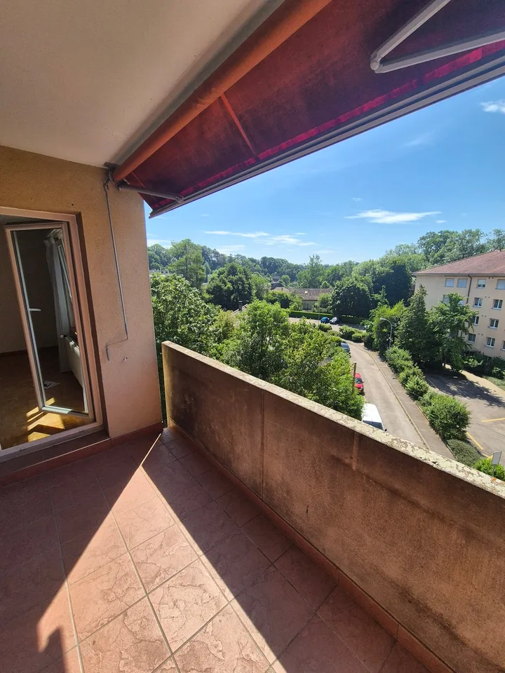 Charmanter 2,5-Zimmer-Wohnung mit Balkon – letztes Stockwerk am Ufer der Areuse