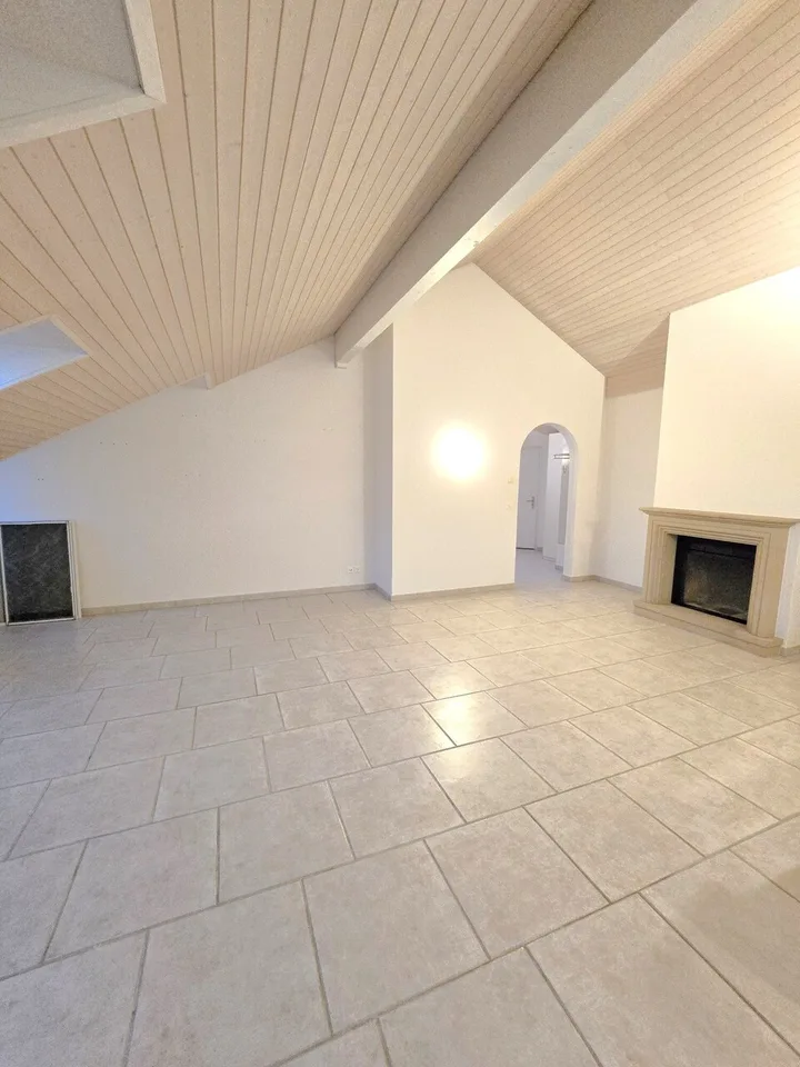 Affascinante appartamento mansardato (3,5 locali) con loggia luminosa