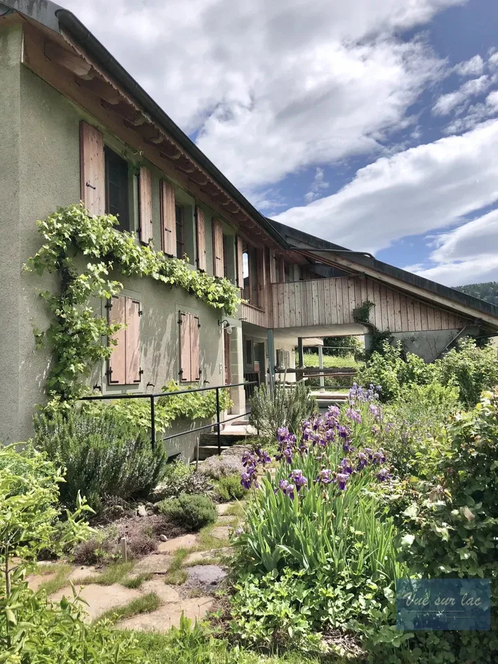 Ferme magnifiquement rénovée, avec 2 box à chevaux