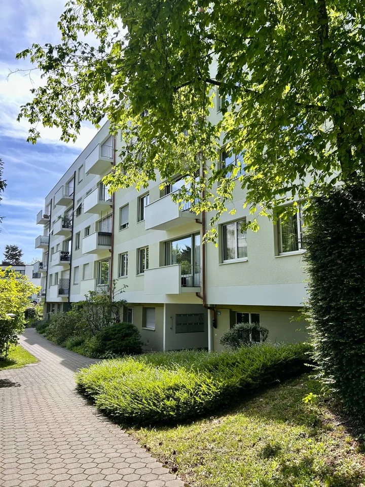 Geräumige 5-Zimmer-Wohnung mit Balkon, schöner Aussicht & Extra-Zimmer im EG (im Baurecht)