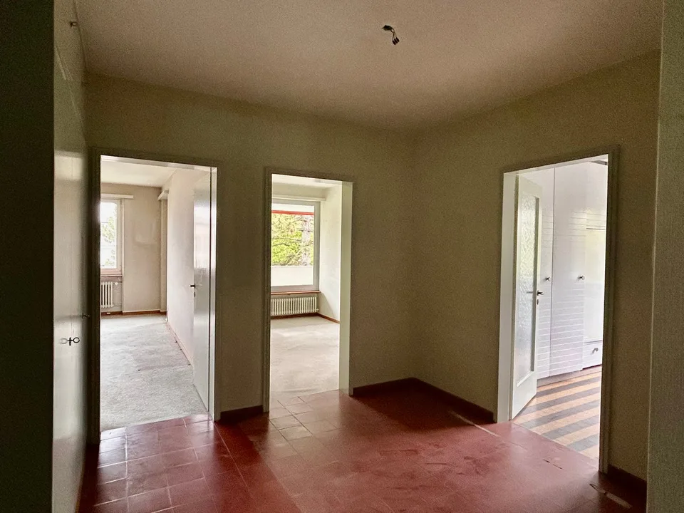 Geräumige 5-Zimmer-Wohnung mit Balkon, schöner Aussicht & Extra-Zimmer im EG (im Baurecht)