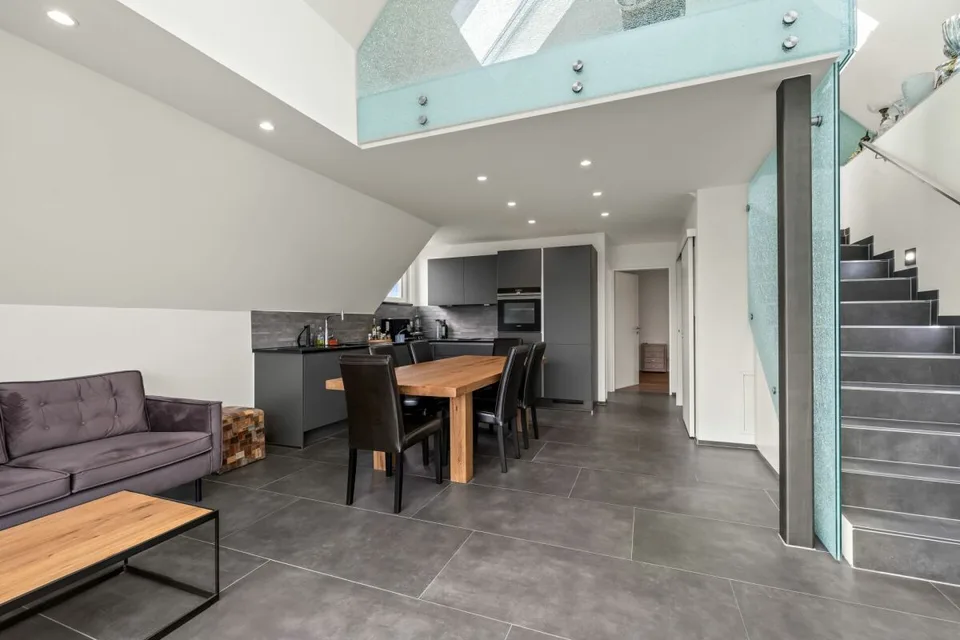 Modernes Wohnen auf zwei Ebenen - Stilvolle Maisonettewohnung in Allschwil