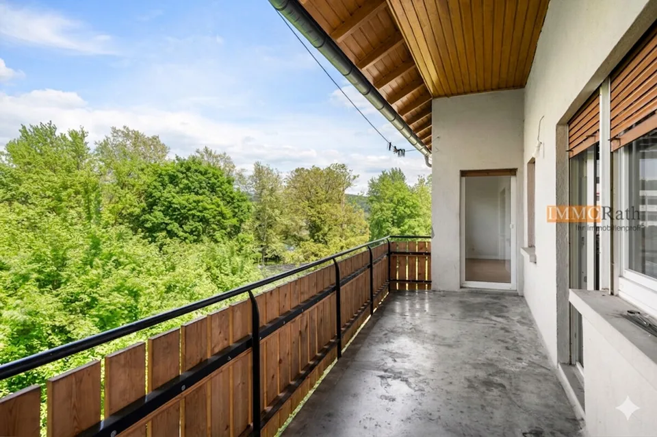 IMMORath.de - Helle 6-Zimmer Wohnung mit Balkon und Terrasse
