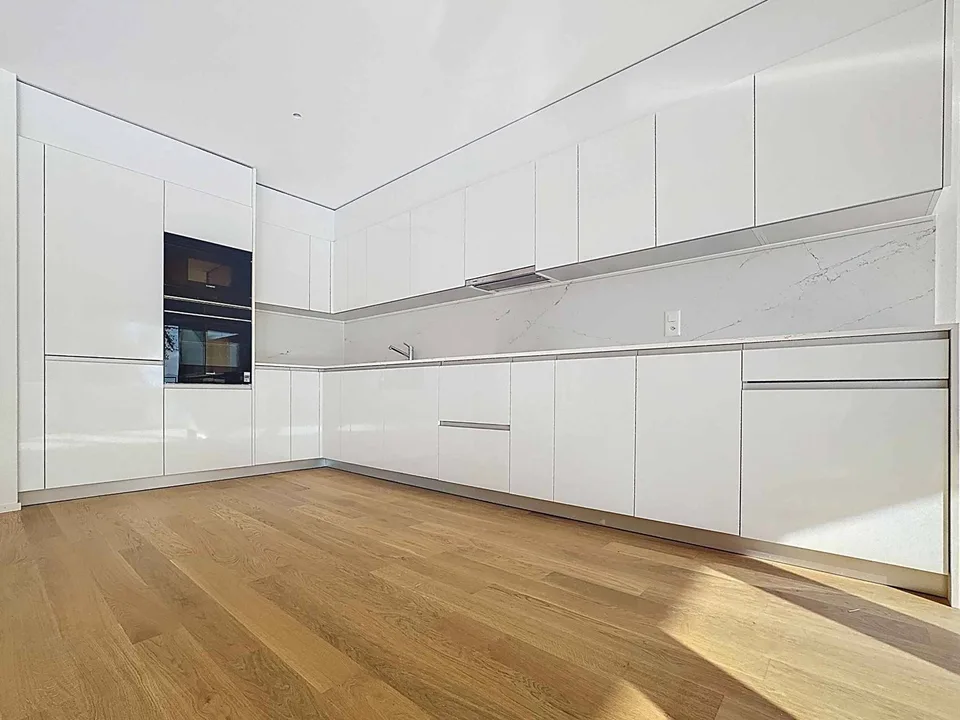 Luxueux 4.5 pièces traversant avec balcon de 76m2 et vue panoramique sur le lac