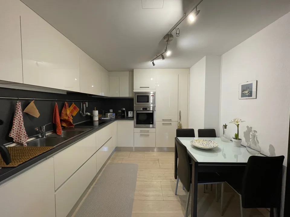 In a prestigious condominium, two steps from the center
