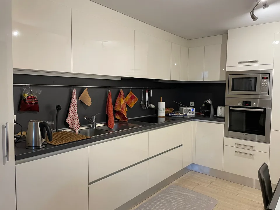 In a prestigious condominium, two steps from the center