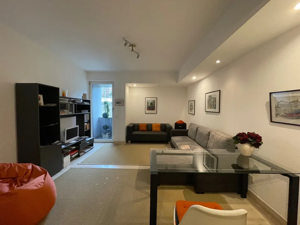 In a prestigious condominium, two steps from the center