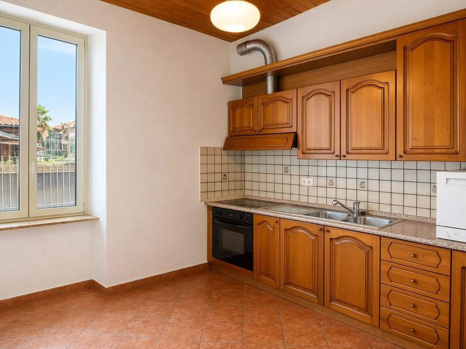 Ampia casa plurifamiliare con autorimessa a Balerna