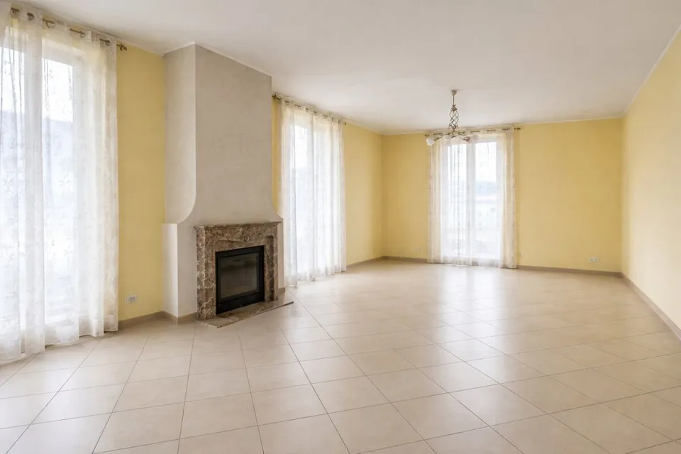 Ampia casa plurifamiliare con autorimessa a Balerna