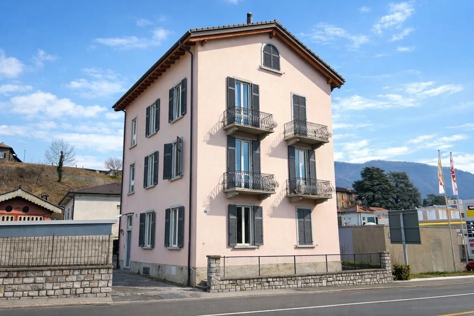 Ampia casa plurifamiliare con autorimessa a Balerna