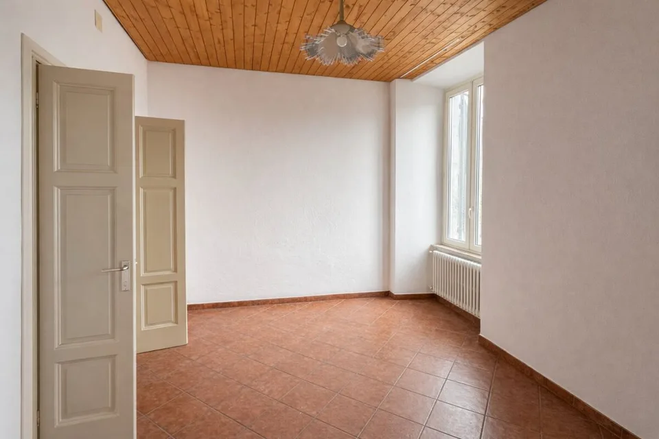 Ampia casa plurifamiliare con autorimessa a Balerna