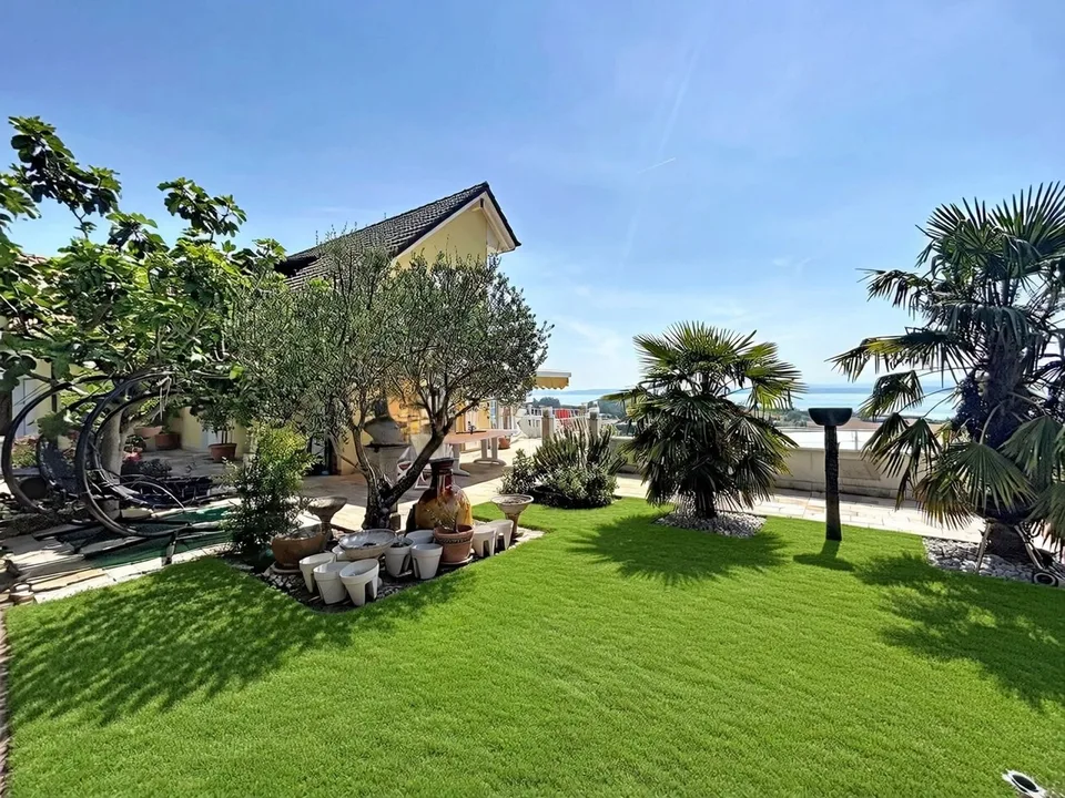 Un scrigno di verde con vista panoramica sul lago e le Alpi