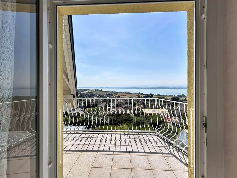 Ein grüner Schmuckkästchen mit Panoramablick auf den See und die Alpen – Foto 8 von 13