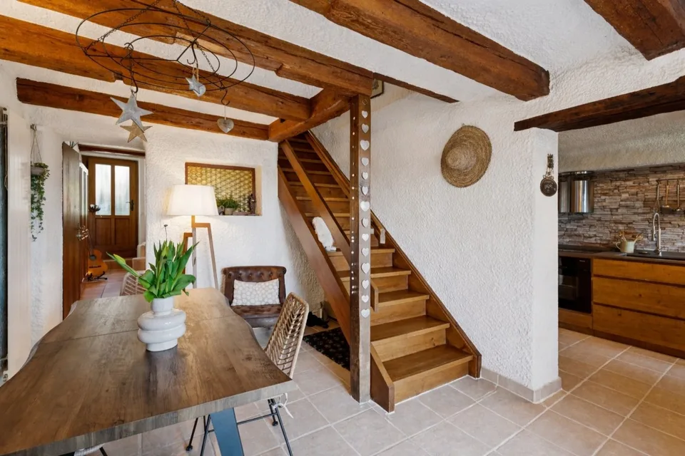 Casa di villaggio di carattere situata di fronte al lago di Neuchâtel!