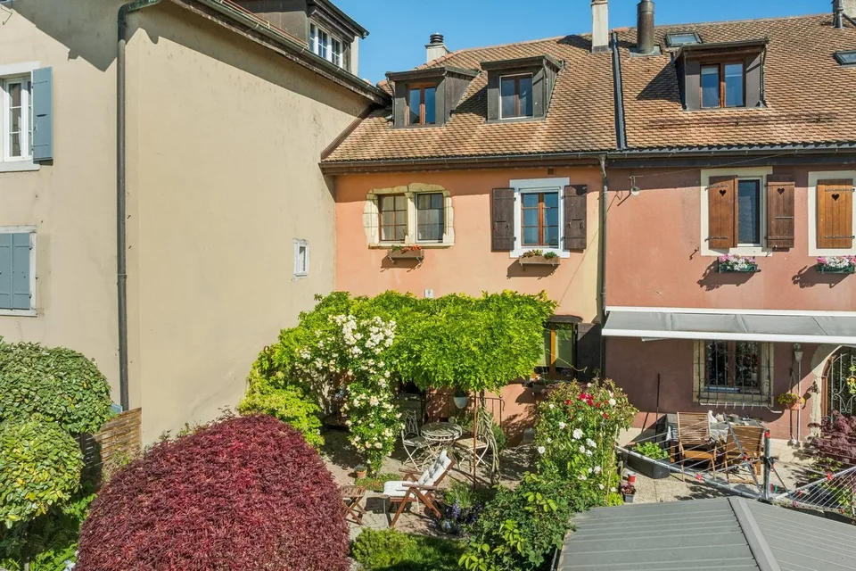 Maison villageoise de caractère située face au lac de Neuchâtel !