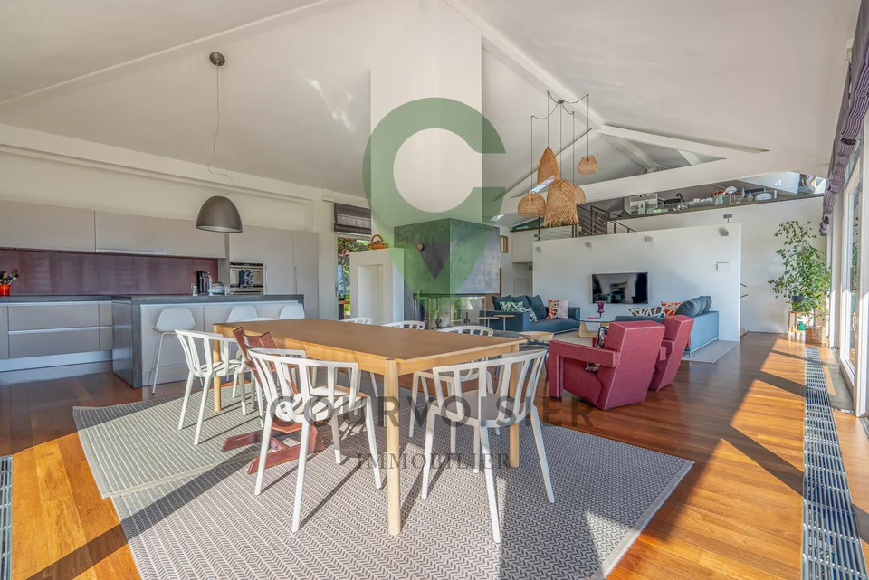 Superba villa contemporanea con vista panoramica e piscina a specchio