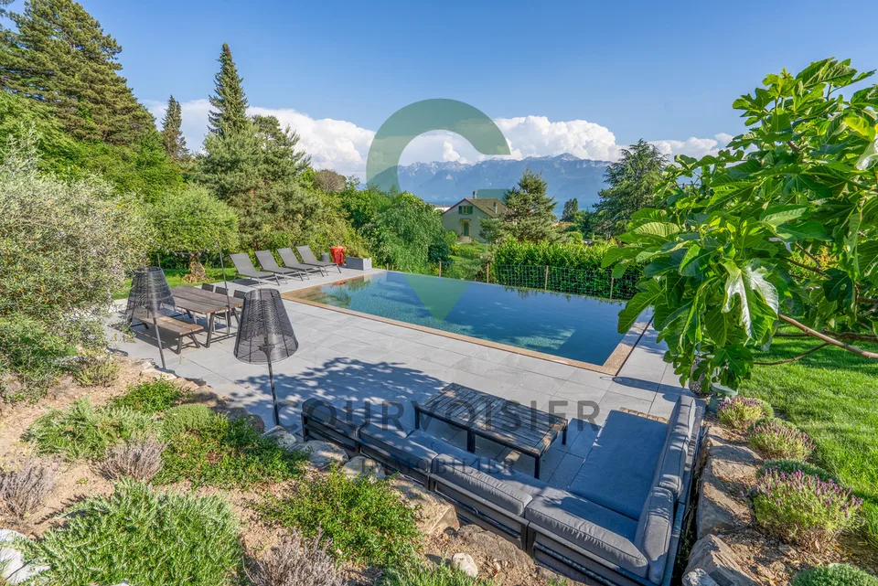 Superba villa contemporanea con vista panoramica e piscina a specchio