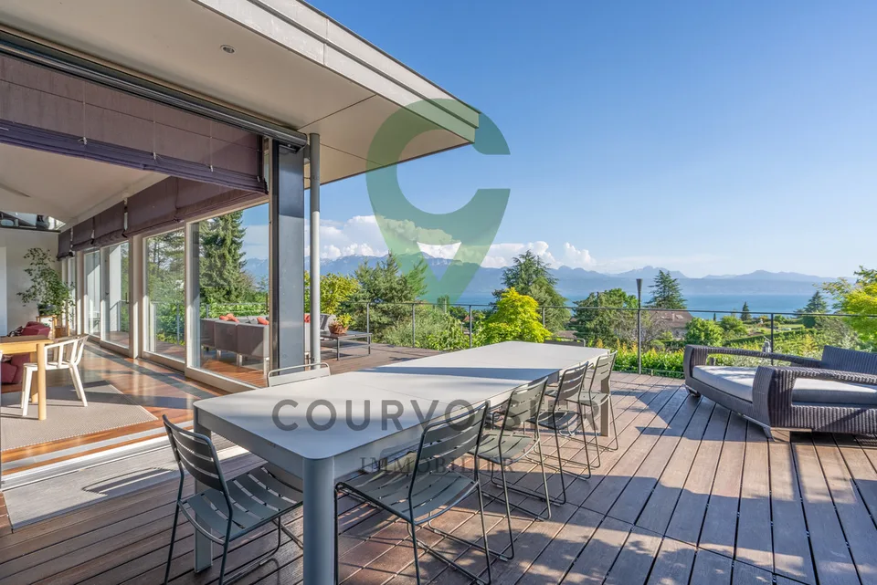 Superba villa contemporanea con vista panoramica e piscina a specchio
