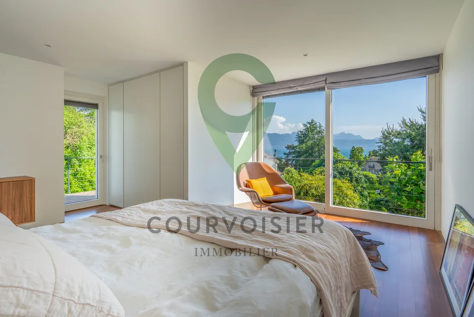 Superba villa contemporanea con vista panoramica e piscina a specchio