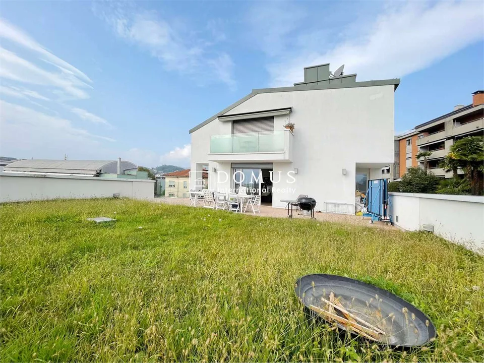 Moderno 4.5 locali, attico, con giardino