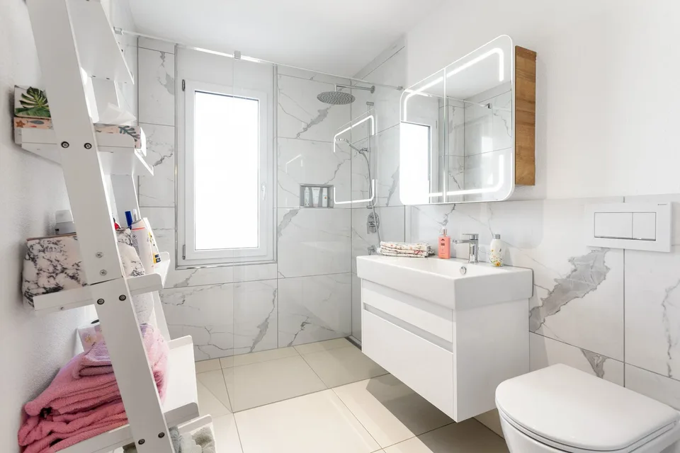 Newly valued 4.5-room apartment with large balcony and beautiful view in Zuben – photo 9 of 14