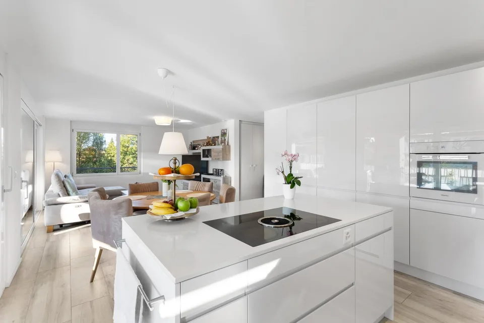 Appartamento di 4,5 locali nuovo con ampio balcone e bella vista a Zuben