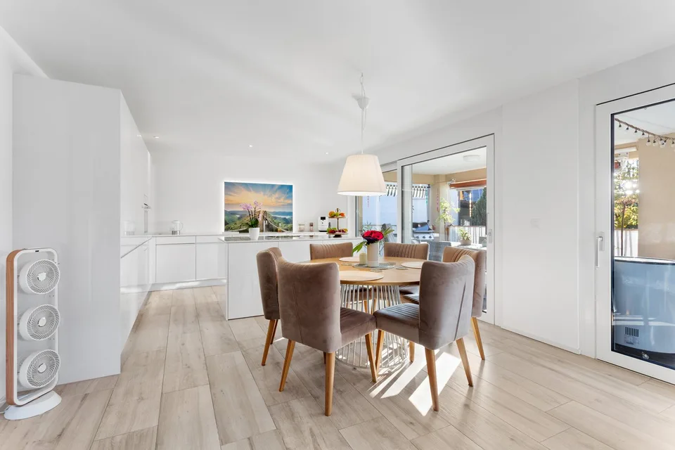 Appartamento di 4,5 locali nuovo con ampio balcone e bella vista a Zuben