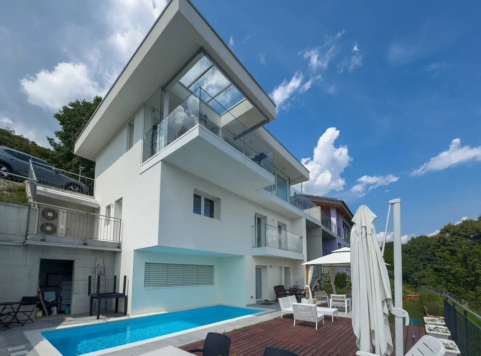 Prästigieuse Villa mit Seeblick und Pool in Cademario