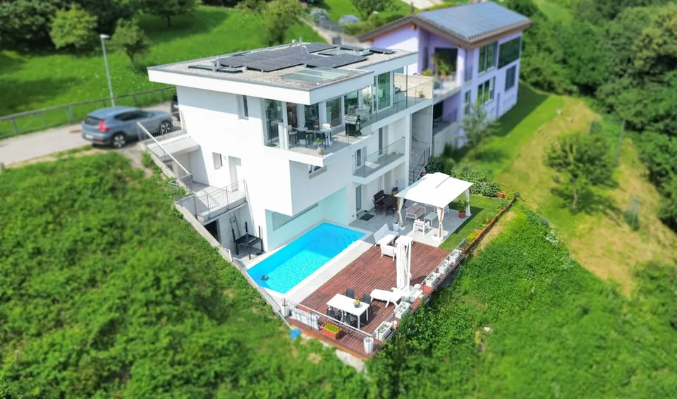Prästigieuse Villa mit Seeblick und Pool in Cademario